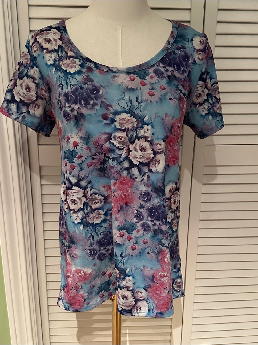 LuLaRoe Blue Floral Scoop Neck Short Sleeve Tee